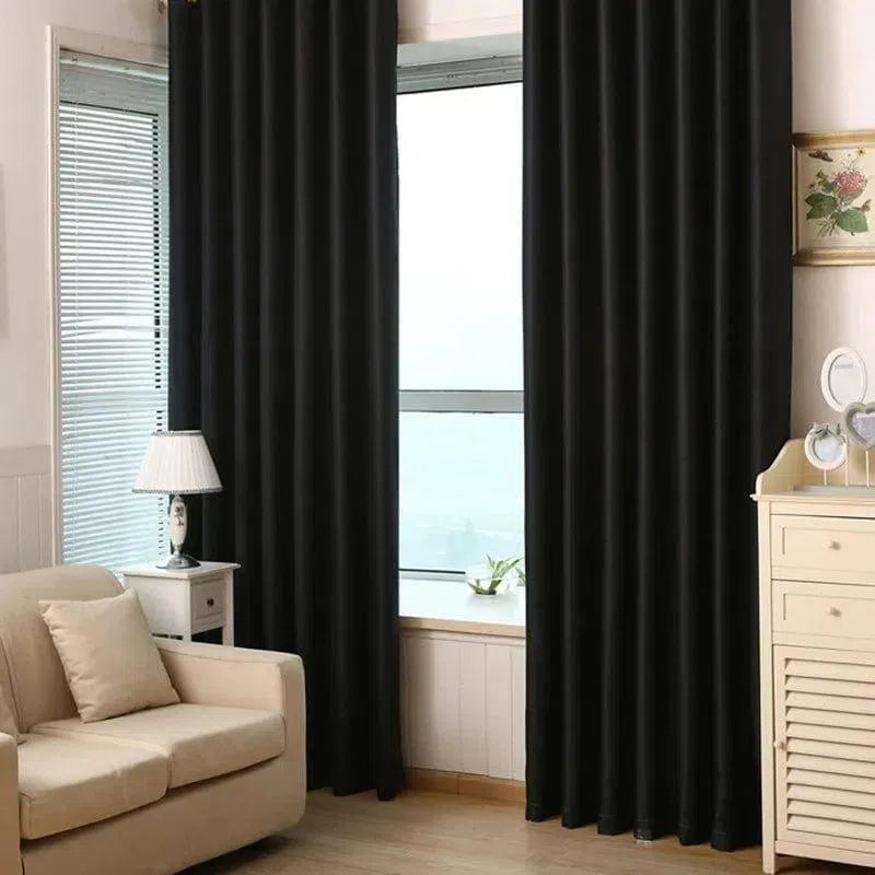 Rideaux opaques noirs pour salon moderne, offrant un design élégant et contemporain. Parfaits pour bloquer la lumière et améliorer l'intimité, ces rideaux ajoutent une touche sophistiquée à votre décoration intérieure. Idéaux pour les grandes fenêtres du salon, ils s'associent parfaitement avec des meubles clairs pour un contraste chic. Optimisez votre espace avec cet accessoire incontournable.