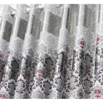 Rideaux élégants à motifs baroques, coupons de rideau avec œillets intégrés. Design raffiné avec des motifs floraux subtils en gris, argenté et touches de rouge. Parfaits pour ajouter une touche de sophistication et de style à un salon ou une chambre. Adaptés à une décoration intérieure classique ou moderne.
