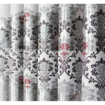 Rideau décoratif élégant avec motifs floraux baroques, idéal pour apporter une touche de sophistication à votre intérieur. Ce rideau présente des motifs en arabesques avec des nuances de noir, blanc, et rouge, parfait pour sublimer votre salon ou chambre. Ajustez la luminosité et créez une ambiance raffinée grâce à cet accessoire de décoration.