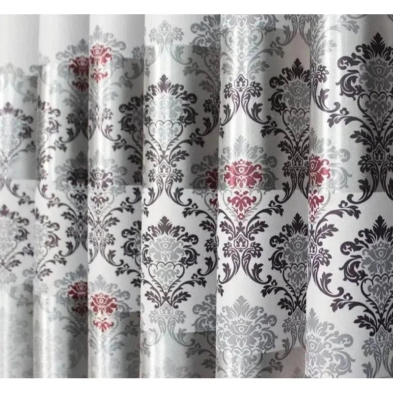 Rideau décoratif élégant avec motifs floraux baroques, idéal pour apporter une touche de sophistication à votre intérieur. Ce rideau présente des motifs en arabesques avec des nuances de noir, blanc, et rouge, parfait pour sublimer votre salon ou chambre. Ajustez la luminosité et créez une ambiance raffinée grâce à cet accessoire de décoration.