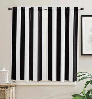 Rideaux à rayures noires et blanches, parfaits pour ajouter une touche moderne et élégante à votre salon ou chambre. Plis ondulés pour un style raffiné et un aménagement harmonieux. Accessoire déco tendance dans un intérieur contemporain.