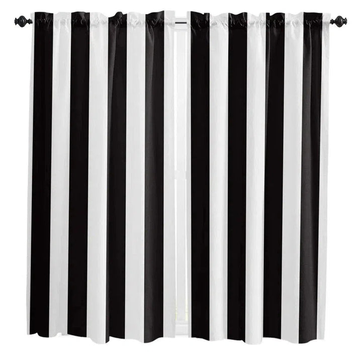 Rideaux à rayures verticales noires et blanches pour décoration intérieure, ajoutant une touche moderne et élégante à vos fenêtres. Idéal pour salon, chambre ou bureau, ces rideaux offrent un style contemporain et intemporel, facile à harmoniser avec divers décors. Parfait pour créer une ambiance sophistiquée et épurée.