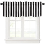 Valence pour fenêtre à rayures noires et blanches, idéale pour ajouter une touche contemporaine à votre décoration intérieure. Ce rideau court pour fenêtre s'adapte parfaitement aux cuisines, salons ou chambres, offrant une ambiance moderne et élégante. Sa conception rayée attire l'œil tout en permettant de contrôler la lumière. Parfait pour compléter un style décoratif unique et sophistiqué.