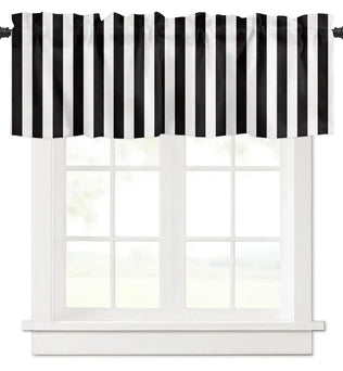 Valence pour fenêtre à rayures noires et blanches, idéale pour ajouter une touche contemporaine à votre décoration intérieure. Ce rideau court pour fenêtre s'adapte parfaitement aux cuisines, salons ou chambres, offrant une ambiance moderne et élégante. Sa conception rayée attire l'œil tout en permettant de contrôler la lumière. Parfait pour compléter un style décoratif unique et sophistiqué.