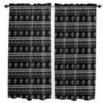 Rideaux occultants noirs avec motifs ethniques blancs, parfaits pour ajouter une touche d'élégance et de modernité à votre intérieur. Idéals pour une chambre ou un salon, ces rideaux design offrent une ambiance unique tout en préservant l'intimité et en bloquant efficacement la lumière. Accessoire décoratif essentiel pour un style contemporain et raffiné.