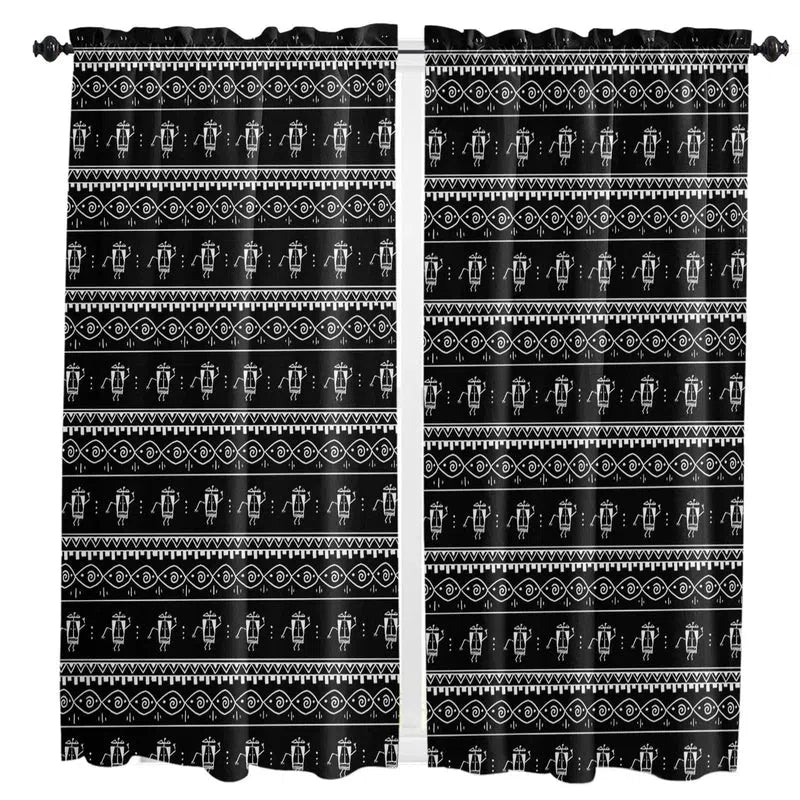 Rideaux occultants noirs avec motifs ethniques blancs, parfaits pour ajouter une touche d'élégance et de modernité à votre intérieur. Idéals pour une chambre ou un salon, ces rideaux design offrent une ambiance unique tout en préservant l'intimité et en bloquant efficacement la lumière. Accessoire décoratif essentiel pour un style contemporain et raffiné.