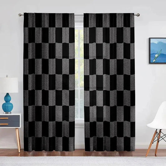 Rideaux à motif géométrique noir et gris pour salon moderne, installés sur une tringle dans une pièce lumineuse avec décoration contemporaine incluant une lampe bleue et un tableau abstrait. Fenêtre avec vue sur l'extérieur, mettant en valeur l'élégance et la fonctionnalité du design d'intérieur.