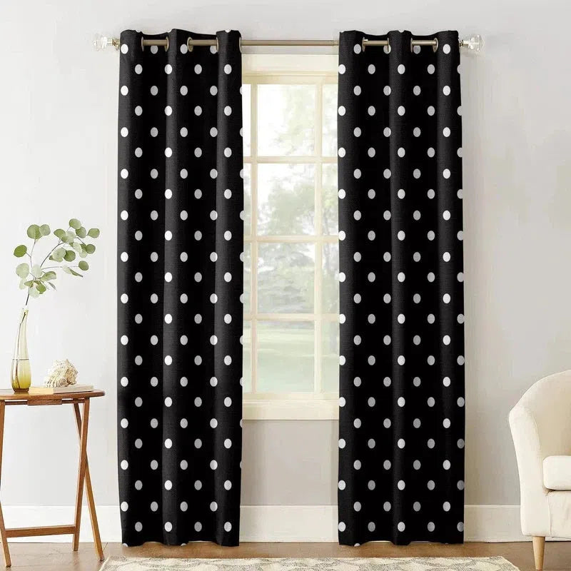 Rideaux noirs à pois blancs, décoration moderne pour salon, accent élégant pour fenêtres, style contemporain, idéal pour ajouter une touche chic à votre intérieur.