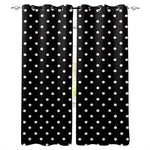 Rideaux à pois noirs et blancs pour une décoration moderne et élégante. Parfaits pour ajouter une touche de style à votre salon ou chambre. Faciles à installer grâce aux œillets intégrés, ces panneaux offrent une excellente couverture des fenêtres tout en apportant une ambiance cosy à votre intérieur. Idéals pour tamiser la lumière et créer un environnement accueillant.