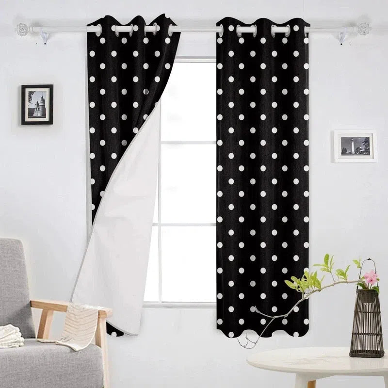 Rideaux noirs à pois blancs pour une décoration intérieure élégante. Idéal pour apporter une touche moderne et chic à votre salon ou chambre. Ces rideaux occultants assurent une ambiance cosy et intime tout en ajoutant du style à votre espace de vie. Parfaits pour une décoration contemporaine, ils s'harmonisent aisément avec divers styles d'intérieur, alliant fonctionnalité et esthétique.