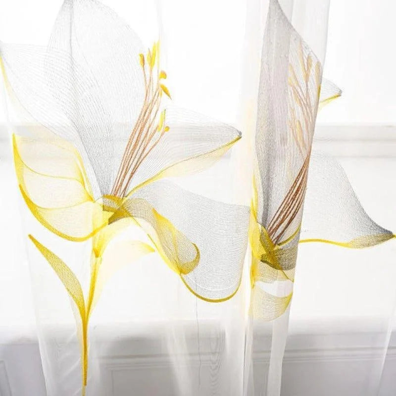 Voile de rideau transparent avec motif floral jaune et blanc, idéal pour ajouter une touche élégante et lumineuse à votre salon ou chambre à coucher. Design floral moderne et délicat, permettant une entrée de lumière douce tout en préservant l'intimité.  Parfait pour une décoration intérieure raffinée et accueillante.