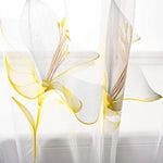 Voile de rideau transparent avec motif floral jaune et blanc, idéal pour ajouter une touche élégante et lumineuse à votre salon ou chambre à coucher. Design floral moderne et délicat, permettant une entrée de lumière douce tout en préservant l'intimité.  Parfait pour une décoration intérieure raffinée et accueillante.