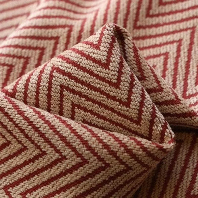 Tissu décoratif avec motif chevron élégant rouge et beige, idéal pour la décoration intérieure moderne, ajoutant une touche de sophistication et de style aux espaces de vie.