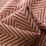 Tissu décoratif avec motif chevron élégant rouge et beige, idéal pour la décoration intérieure moderne, ajoutant une touche de sophistication et de style aux espaces de vie.