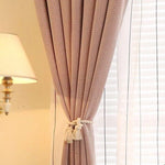 Rideau élégant à motif chevron, idéal pour ajouter une touche sophistiquée à votre intérieur. Parfait pour le salon ou la chambre, il offre une belle harmonie avec la lumière naturelle filtrée par les stores, créant une ambiance chaleureuse et accueillante. Accessoire essentiel de décoration, ce rideau attire le regard tout en préservant l'intimité.