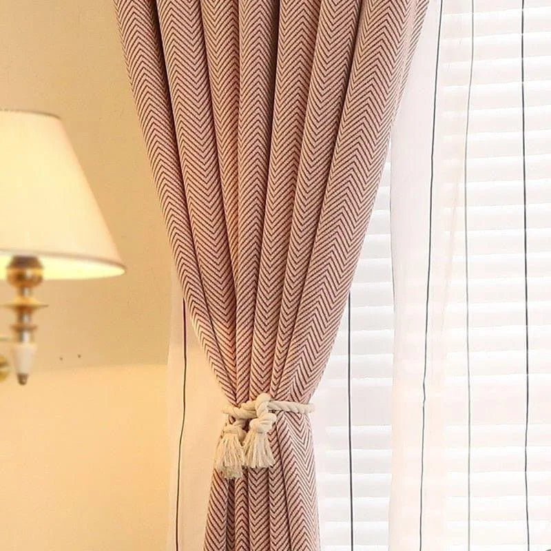Rideau élégant à motif chevron, idéal pour ajouter une touche sophistiquée à votre intérieur. Parfait pour le salon ou la chambre, il offre une belle harmonie avec la lumière naturelle filtrée par les stores, créant une ambiance chaleureuse et accueillante. Accessoire essentiel de décoration, ce rideau attire le regard tout en préservant l'intimité.