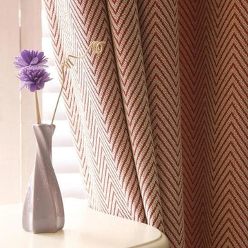 Rideau avec motif chevrons rouges et blancs suspendu près d'un vase décoratif avec des fleurs violettes, ajoutant une touche élégante et moderne à tout intérieur. Idéal pour une décoration de salon ou de chambre.