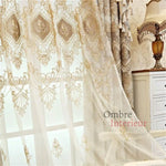 Rideau élégant en tissu transparent avec motifs brodés dorés, idéal pour une décoration intérieure raffinée. Parfait pour ajouter une touche de sophistication et de lumière à votre salon ou chambre à coucher. Découvrez notre collection de rideaux luxueux pour un intérieur chaleureux et accueillant.