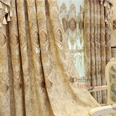Rideaux élégants en tissu jacquard doré avec motifs damassés pour décoration intérieure sophistiquée. Ideal pour salon ou chambre, ces rideaux ajoutent une touche de luxe à votre maison. Disponible chez Ombre Intérieur.