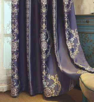 Rideaux élégants bleu marine avec motifs floraux ornés pour salon, chambre ou bureau. Apportez une touche raffinée à votre intérieur avec ces rideaux somptueux au design classique. Idéal pour créer une ambiance sophistiquée et chaleureuse dans votre pièce.