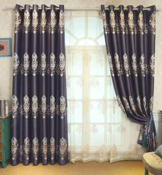 Rideaux élégants avec motifs floraux ornant une fenêtre dans un salon au style classique. Ces rideaux offrent une touche de sophistication et de charme à votre intérieur, parfaits pour embellir n'importe quelle pièce de votre maison. Ces éléments de décoration intérieure rehaussent l'ambiance tout en fournissant une solution pratique pour filtrer la lumière.