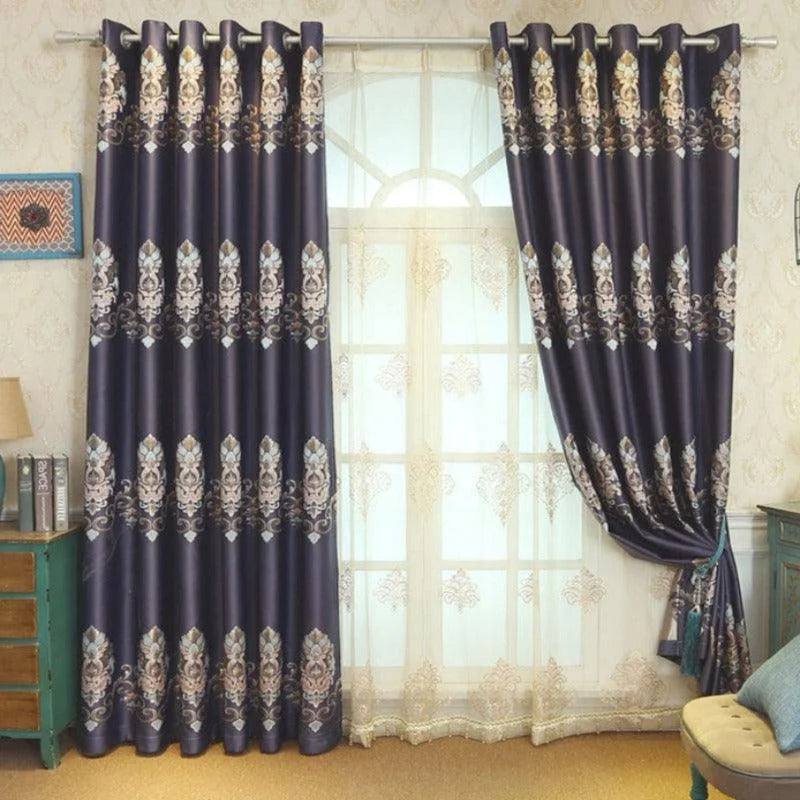Rideaux élégants avec motifs floraux ornant une fenêtre dans un salon au style classique. Ces rideaux offrent une touche de sophistication et de charme à votre intérieur, parfaits pour embellir n'importe quelle pièce de votre maison. Ces éléments de décoration intérieure rehaussent l'ambiance tout en fournissant une solution pratique pour filtrer la lumière.