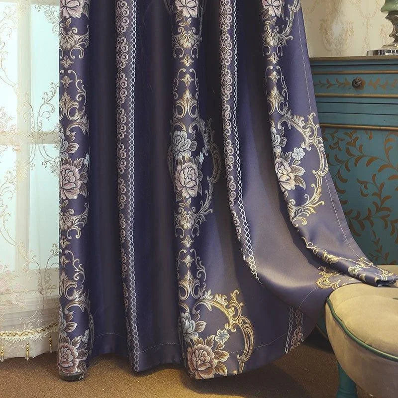 Rideaux élégants bleu marine avec motifs floraux ornés pour salon, chambre ou bureau. Apportez une touche raffinée à votre intérieur avec ces rideaux somptueux au design classique. Idéal pour créer une ambiance sophistiquée et chaleureuse dans votre pièce.