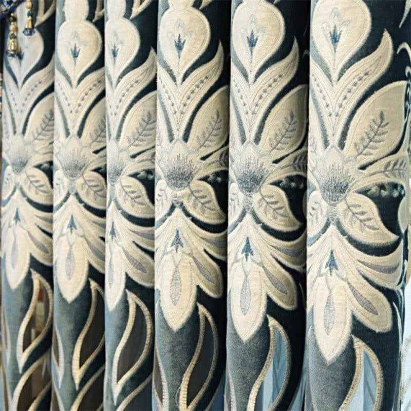 Rideau élégant au design floral avec motifs en relief, idéal pour ajouter une touche de sophistication à votre intérieur. Parfait pour le salon ou la chambre, ce rideau combine esthétique et fonctionnalité, offrant une ambiance accueillante dans votre maison.