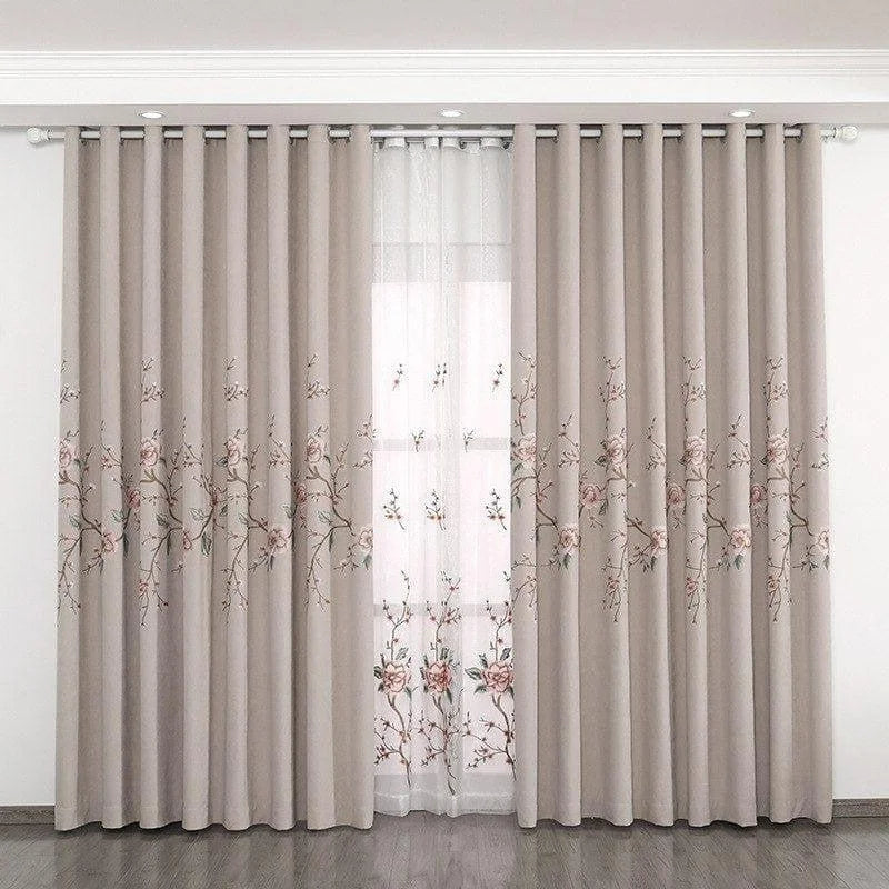Rideau beige brodé floral, élégant et décoratif pour salon. Ce rideau occultant avec motifs floraux offre une touche sophistiquée à votre intérieur, tout en assurant intimité et confort. Parfait pour une décoration moderne et chaleureuse.