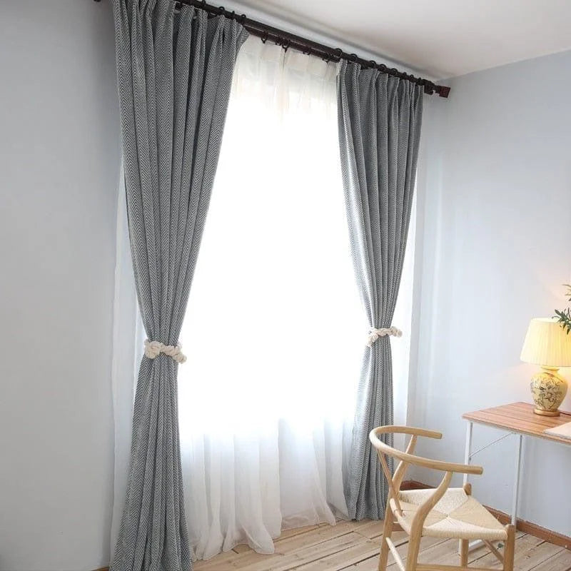 Rideaux élégants pour salon chic, décor de fenêtre moderne et lumineux. Idéal pour ajouter une touche de sophistication à votre intérieur. Convient parfaitement aux espaces de vie contemporains. Inclut une fixation pratique pour un ajustement facile. Ambiance chaleureuse et accueillante garantie.
