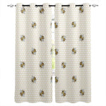 Rideaux décoratifs avec motif d'abeilles et alvéoles en nid d'abeille, parfaits pour ajouter une touche de nature et originalité à votre intérieur. Idéal pour une ambiance apaisante et chaleureuse dans un salon ou une chambre. Design moderne et élégant qui s'intègre harmonieusement dans tout type de décoration. Renouvelez votre espace avec ces rideaux tendance au style unique.