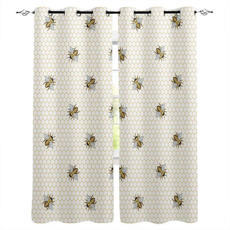 Rideaux décoratifs avec motif d'abeilles et alvéoles en nid d'abeille, parfaits pour ajouter une touche de nature et originalité à votre intérieur. Idéal pour une ambiance apaisante et chaleureuse dans un salon ou une chambre. Design moderne et élégant qui s'intègre harmonieusement dans tout type de décoration. Renouvelez votre espace avec ces rideaux tendance au style unique.