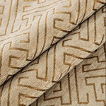 Rideau beige au motif géométrique moderne, idéal pour ajouter une touche contemporaine à votre intérieur. Élément déco essentiel, ce rideau rehausse l'élégance de votre pièce tout en offrant une ambiance chaleureuse et raffinée. Parfait pour salon, chambre ou bureau.