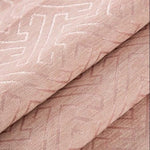 Rideau design aux motifs géométriques rose clair, idéal pour ajouter une touche élégante et moderne à votre intérieur. Convenant aux salons, chambres ou bureaux, ce rideau combine style et fonctionnalité pour optimiser votre décoration intérieure.