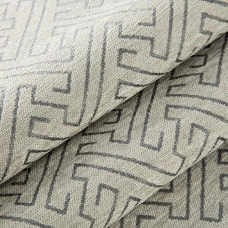 Rideau design avec motifs géométriques modernes gris, élégant pour salon ou chambre, idéal pour une décoration intérieure contemporaine.