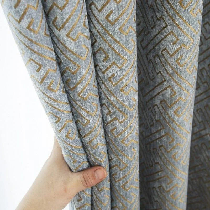 Rideau à motif géométrique gris et doré, parfait pour une décoration intérieure moderne et élégante. Accessoire idéal pour habiller vos fenêtres avec style et sophistication.