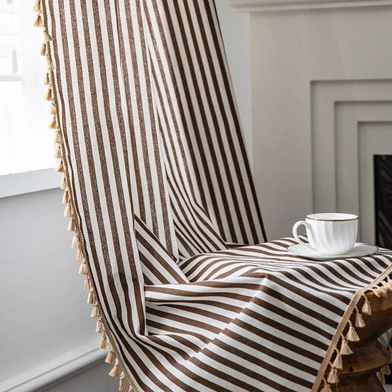 Rideau moderne à rayures marron et blanc, apportant une touche élégante à votre intérieur, parfait pour un salon ou une chambre, avec une finition à pompons pour un style raffiné.