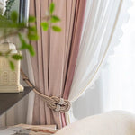 Rideaux élégants pour salon, mélange parfait de couleurs douces avec attache décorative en corde. Idéal pour ajouter une touche de sophistication à votre intérieur. Parfait pour créer une ambiance chaleureuse et accueillante dans votre pièce.