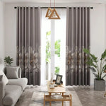 Rideaux élégants gris à motif floral pour salon moderne, parfaits pour ajouter une touche de sophistication et d'intimité à votre espace de vie. Conception inspirante qui s'harmonise avec le mobilier contemporain et met en valeur la lumière naturelle de votre intérieur. Idéals pour créer une ambiance chaleureuse et accueillante.