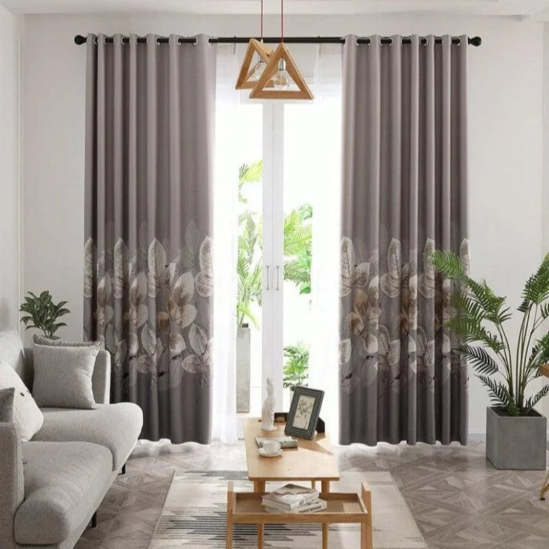 Rideaux élégants gris à motif floral pour salon moderne, parfaits pour ajouter une touche de sophistication et d'intimité à votre espace de vie. Conception inspirante qui s'harmonise avec le mobilier contemporain et met en valeur la lumière naturelle de votre intérieur. Idéals pour créer une ambiance chaleureuse et accueillante.