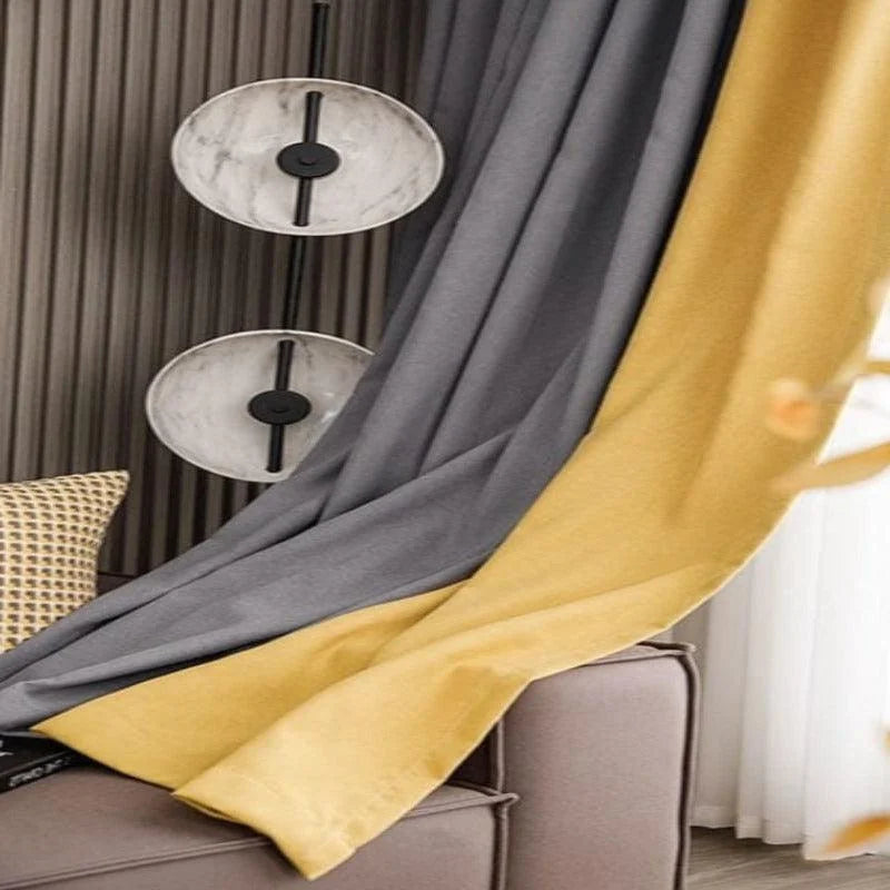 Rideaux élégants bicolores gris et jaune pour un salon moderne, combinant design contemporain et ambiance chaleureuse. Accessoire idéal pour habiller vos fenêtres avec sophistication, tout en apportant une touche de couleur à votre intérieur. Idéal pour créer une atmosphère accueillante et mettre en valeur votre décoration d'intérieur.