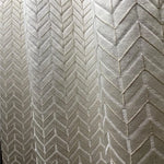 Rideau élégant avec motif chevron gris clair pour décoration intérieure moderne. Parfait pour ajouter une touche sophistiquée et contemporaine à votre salon ou chambre à coucher. Idéal pour créer une ambiance chic et relaxante.