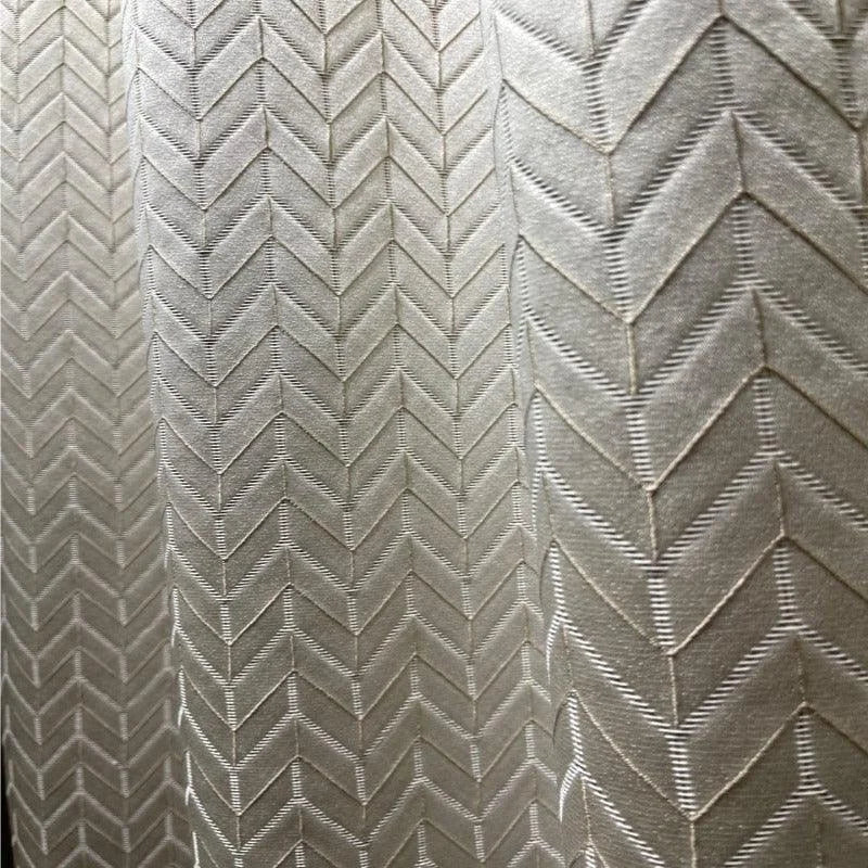 Rideau élégant avec motif chevron gris clair pour décoration intérieure moderne. Parfait pour ajouter une touche sophistiquée et contemporaine à votre salon ou chambre à coucher. Idéal pour créer une ambiance chic et relaxante.