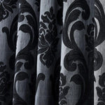 Rideau élégant avec motifs floraux noirs sur fond gris, idéal pour salon ou chambre moderne. Tissu de qualité offrant une excellente occultation et ajoutant une touche de sophistication à votre décoration intérieure. Accessoire parfait pour apporter du style à vos fenêtres.