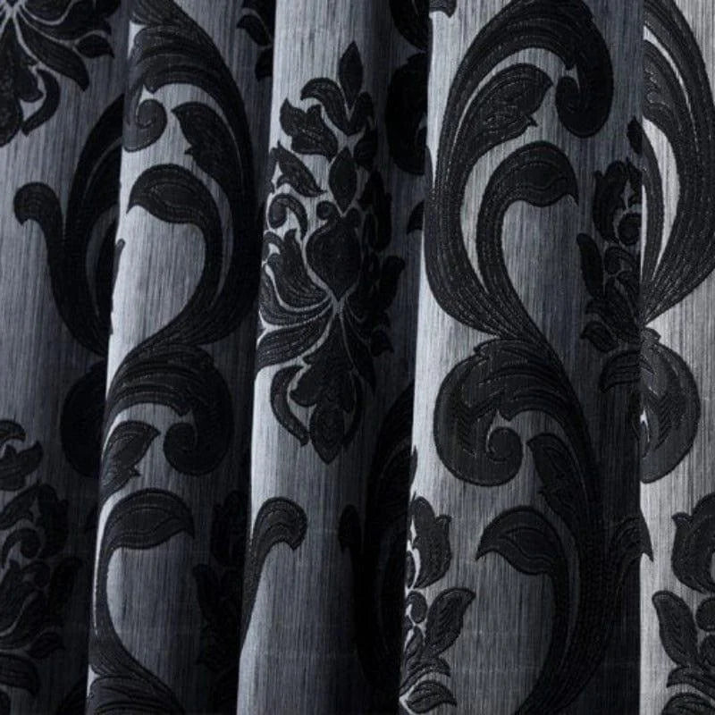 Rideau élégant avec motifs floraux noirs sur fond gris, idéal pour salon ou chambre moderne. Tissu de qualité offrant une excellente occultation et ajoutant une touche de sophistication à votre décoration intérieure. Accessoire parfait pour apporter du style à vos fenêtres.