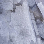 Rideau en tissu brodé élégant avec motifs floraux, de couleur blanche, idéal pour ajouter une touche sophistiquée à votre décoration intérieure. Parfait pour le salon ou la chambre, ce rideau offre une ambiance lumineuse et moderne.