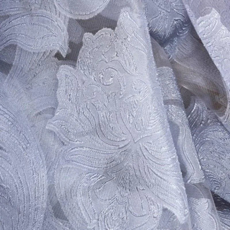 Rideau en tissu brodé élégant avec motifs floraux, de couleur blanche, idéal pour ajouter une touche sophistiquée à votre décoration intérieure. Parfait pour le salon ou la chambre, ce rideau offre une ambiance lumineuse et moderne.