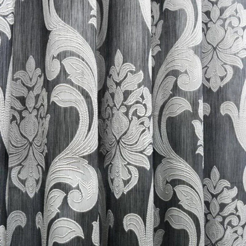 Rideau élégant en tissu noir et argent avec motif baroque, idéal pour une décoration intérieure sophistiquée. Ce rideau apporte une touche de raffinement à votre salon ou chambre à coucher grâce à son design intemporel et ses motifs ornés. Parfait pour ajouter du caractère et filtrer la lumière avec élégance.
