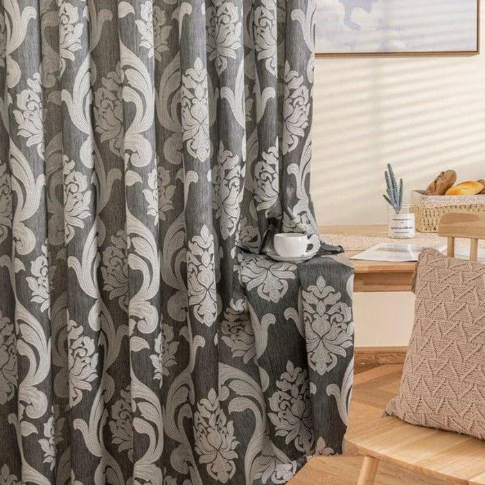 Rideau élégant en tissu gris avec motifs floraux blancs, idéal pour ajouter une touche de sophistication à votre intérieur. Parfait pour le salon ou la chambre, il garantit une ambiance chaleureuse et accueillante. Transformez votre espace avec ce rideau décoratif aux finitions soignées.