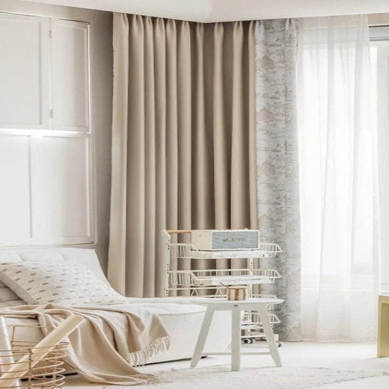 Rideaux élégants pour salon moderne, offrant une ambiance chaleureuse et accueillante. Parfait pour la décoration intérieure de votre maison, ces rideaux sont idéaux pour ajouter une touche de sophistication à n'importe quelle pièce. Design contemporain s'harmonisant parfaitement avec la lumière naturelle.